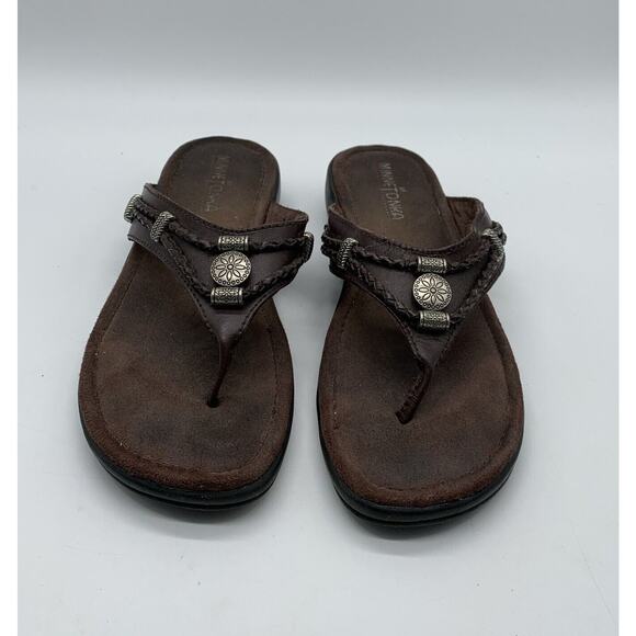 Brown Leather Minnetonka 7253 Sandals Thong Size 7 Silver Tone Medallion - Picture 2 of 4